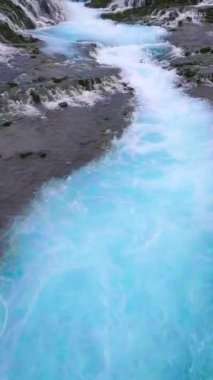 Brekkuskogur, İzlanda 'daki Bruarfoss şelalesinin insansız hava görüntüsü. Bruarfoss Şelalesi, İzlanda Altın Daire 'sini ziyaret eden turistleri çeken ünlü bir şelaledir..