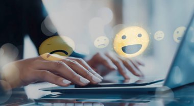 İş adamı müşteri memnuniyet değerlendirmesi verilerini analiz eder ve hizmet kalitesini artırmaya çalışır. Müşteri memnuniyeti ve sadakatini arttırmak için koz değerlendirmeleri. EIDE