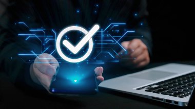 İş adamı, QC ve QA standartlarının karşılandığından emin olmak için katı kalite güvencesi protokolleri uyguluyor. Kalite güvencesi ile sertifikalı ürün mükemmelliğine ulaşmak. Kullanıcı Kimliği