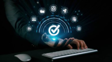 İş adamı, QC ve QA standartlarının karşılandığından emin olmak için katı kalite güvencesi protokolleri uyguluyor. Kalite güvencesi ile sertifikalı ürün mükemmelliğine ulaşmak. Kullanıcı Kimliği