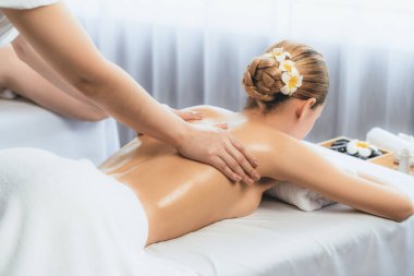 Kafkas çift müşterisi stres önleyici spa masajının keyfini çıkarıyor ve lüks otel veya oteldeki gündüz açık hava ortamında güzellik teniyle eğleniyor. Sessiz.