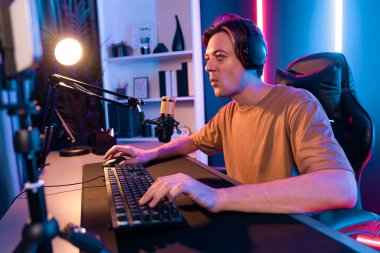 Kazanmak için çevrimiçi oyun oynayan akıllı flama makinesinin sunucu kanalı, neon ışıklı odada seçilen takım yarışması için izleyicilerle birlikte canlı yayında canlı yayında kulaklık takıyor. Bireysel.