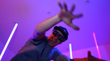 Beyaz dansçının gösterişli gözlükler taktığı ve break dans yaptığı alçak açılı kamera. Çekici adam kendinden emin bir şekilde kameraya bakarken enerjik bir performans ve hareket gösterdi. Mutluluk.