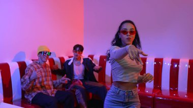 İspanyol dansçı çeşitli arkadaşlar birlikte dans ederken hareket eder. Mutlu profesyonel hipster el sıkışırken aynı zamanda çok kültürlü bir grubu destekliyor ve cesaretlendiriyor. Mutluluk.