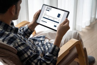 Muhasebe uygulamasından gelen fatura bilgisayar ekranında. Şirket işlerinin finans ve bütçesi için bilgisayar programı. Rahatça..