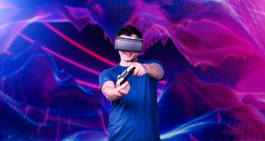 Profesyonel oyuncu, elinde pembe ve mor gradyan arka planda joystick tutarken VR kulaklık takıyor. Gelişigüzel giyinen yetenekli bir oyuncu ve arka planda artırılmış gerçeklik teknolojisi kullanıyor. Yaratıcılık.