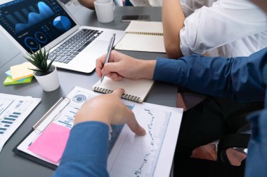 Veri analistleri, mali, trend ve pazarlama verilerini analiz etmek için dizüstü bilgisayardaki iş zekası veri göstergesini analiz ediyor. İş başarısı için BI teknolojisi ve veri analizi. Tedbirli