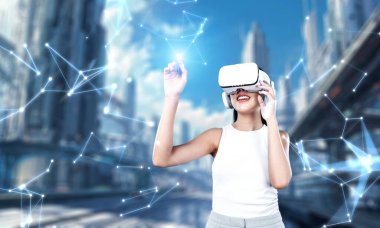 Kadın standı beyaz VR kulaklık takıyor ve beyaz kolsuz bağlantı metaverse, gelecekteki teknoloji siber uzay topluluğu yaratıyor. Sanal gerçekliğin işaret parmağı hologram nesnesini kullanıyor. Halüsinasyon.