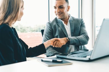 İş adamı yönetici el sıkışması. Modern işyerinde çalışan bir iş kadınıyla. Kurumsal şirketler konseptle uğraşır. uds