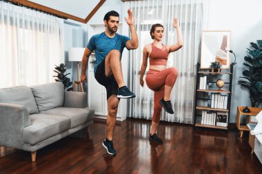 Atletik ve sportif fitness çifti ya da evdeki vücut egzersizi pozisyonunda koşan spor eşi. Formda fizik ve sağlıklı spor yaşam tarzı için. Gaiety evde egzersiz eğitimi.