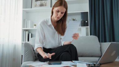 Kadın internet pazarından gelen borç yığınını modern yaşam tarzı olarak hesaplıyor ve prim siber güvenlik yazılımı tarafından korunan cüzdandan çevrimiçi ödeme için kredi kartı kullanıyor