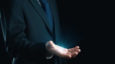 İş adamı siber güvenliğin özünü keşfeder. Siber koruma yöntemlerini, tehditleri derinlemesine araştır ve siber güvenlik duruşunu güçlendir. Siber güvenlik çağında UUID 'de gezinmek için gerekli