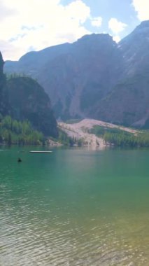 Dolomites 'teki Braies Gölü arka planda Seekofel, Sudtirol, İtalya. Braies Gölü aynı zamanda Lago di Braies olarak da bilinir. Göl, suya yansıyan dağlarla çevrilidir..