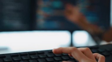 Yavaş çekim yakın çekim el, bilgisayar programlama için arka uç yazılım geliştirici mühendisi hata ayıklama hesaplama kodu üzerinde birlikte çalışarak, monitörde karmaşık algoritmaları çözerek. Filizlenen