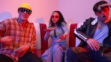 Şık gözlükler takan Happy dans takımı şehir pop veya hip hop müziğine taşınıyor. Modern restoranda birlikte komik serbest dans ederken profesyonel sanatçı grubu oturuyordu. Mutluluk.
