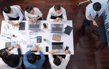Üst düzey analist ekibi toplantı odasındaki mali verileri analiz etmek için BI Fintech 'i kullanıyor. İş anlayışı ve stratejik pazarlama planlaması için kağıt üzerinde analitik BI gösterge paneli. Tedbirli