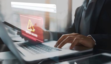 İş adamı hacklemeyi önlemek için siber güvenlik zayıf noktalarını belirler. Sistemi etkili güvenlik önlemleri ve hack 'lenemez stratejileri olan hackerlara karşı nasıl koruyacağınızı öğrenin
