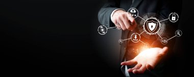 İş adamı siber güvenliğin özünü keşfeder. Siber koruma yöntemlerini, tehditleri derinlemesine araştır ve siber güvenlik duruşunu güçlendir. Siber Güvenlik Çağı FaaS 'ında yol almak için gerekli.