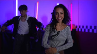 Kameranın önünde dans eden yetenekli break dansçı farklı arkadaşları pop ya da hip hop müziği dinlemek için arkada dans ediyor. Çekici performans ekibi kameraya doğru hareketli hareketler sergiliyor. Mutluluk.