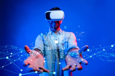 İş adamı siber güvenliğin özünü keşfeder. Siber koruma yöntemlerini, tehditleri derinlemesine araştır ve siber güvenlik duruşunu güçlendir. Siber Güvenlik Çağı FaaS 'ında yol almak için gerekli.