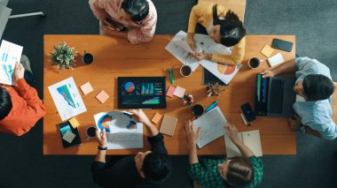 Becerikli iş adamlarının pazarlama fikrine ilişkin üst düzey bir görüş, bir grup yatırımcı hisse senedi borsası grafiği veya veri analiz belgesine bakarken dinleme ve planlama stratejisi sunarken ortaya atıldı. Cemaat.