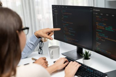 Ofiste tam yığın veri analiz analizi ile karşılaştırıldığında, iki ekran üzerinde yazıcı programları yazma yaratıcı web sitesi planlama yazılım sürüm projesi ile el odaklanma. Varsayım.