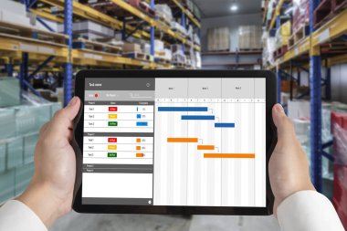 Ekip projesinin zaman çizelgesini gösteren bilgisayar ekranında, modern iş projesi yönetimi için proje planlama yazılımı