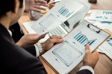 Ofis masasındaki finansal veri raporlarını analiz eden çeşitli bir grup iş analisti. Stratejik pazarlama planlaması için iş zekası analizi çizelgesi ve grafiği.