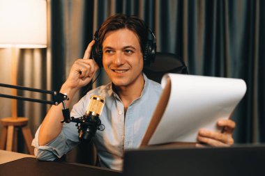 Akıllı yayıncının sunucu kanalı, canlı sosyal medyada canlı yayında konuşma programı ile birlikte modern stüdyoda, kayıt cihazıyla dinleyiciye senaryo okumaktadır. Bireysel.