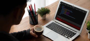 Model uygulama ve program kodlaması için bilgisayar ekranında yazılım geliştirme programlama