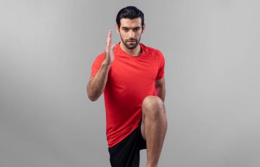 Vücut uzunluğunun tamamı atletik ve sportif genç erkek fitness 'in izole edilmiş arka planda kardiyo egzersizi duruşunu gösteriyor. Sağlıklı aktif ve vücut bakımı yaşam tarzı.