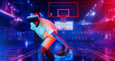 Basketbolcu fütüristik spor sahasında basketbol hologramını zıplatıyor. Artırılmış gerçeklik teknolojisi kullanarak basketbol becerisi geliştiren enerjik sporcu ya da sporcu. Yenilik. Yaratıcılık.