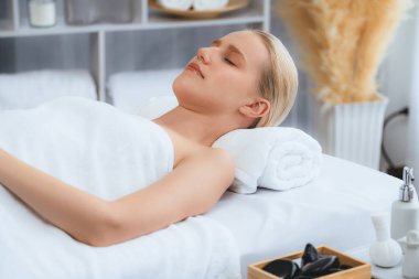 Kafkasyalı kadın müşteri stres önleyici spa masajının keyfini çıkarıyor ve lüks otel ya da oteldeki gündüz açık ortam güzellik salonunda güzellik teniyle eğleniyor. Sessiz.