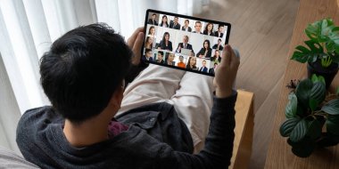 İş dünyasından iş adamlarının modern sanal grup toplantısı için video konferansındaki iş adamları