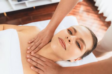 Kafkasyalı kadın müşteri stres önleyici spa masajının keyfini çıkarıyor ve lüks otel ya da oteldeki gündüz açık ortam güzellik salonunda güzellik teniyle eğleniyor. Sessiz.