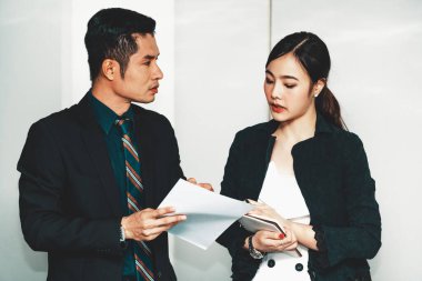 Grup toplantısındaki iş adamları iş arkadaşlarıyla ofiste çalışıyorlar. Şirket iş yeri konsepti. uds