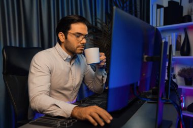 Akıllı profesyonel işadamı, iş veri analiziyle birlikte neon ışıklı siber ofis işyerinde kahve içerek ürün raporundaki araştırma hedef pazarına odaklanıyor. Tahmin et..