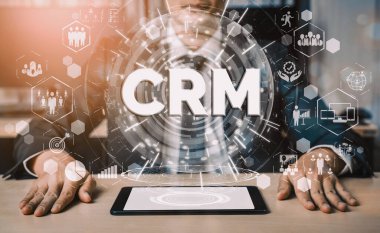 İş satış pazarlama sistemi konsepti için CRM Müşteri İlişkileri Yönetimi CRM veritabanı analizini desteklemek için hizmet uygulamasının fütüristik grafik arayüzünde sunulmuştur. uds