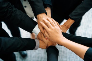 Birçok mutlu iş adamı neşe ve başarıyla el ele tutuşuyor. Şirket çalışanı başarılı bir iş projesini bitirdikten sonra kutlama yapıyor. Şirket ortaklığı ve başarı kavramı. uds