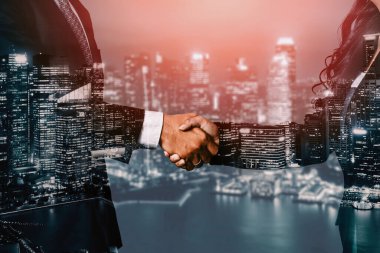 İş adamlarının arka plandaki belediye binasında el sıkışması ortaklık anlaşmasının başarısını gösteriyor. Kurumsal takım çalışması, güven ortağı ve iş anlaşması kavramı. uds