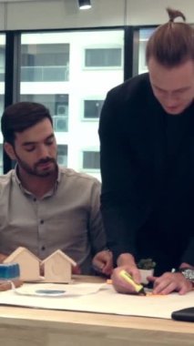 Yaratıcı iş adamları modern işyerindeki ofis masasında sohbet ediyorlar. Şirket uluslararası iş kavramı.