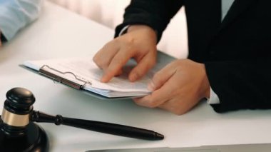 Müvekkil hukuki danışmanlık ve avukatlık danışmanlığı konusunda hukuk firmasına güveniyor, karmaşık yasal sözleşme belgelerini güvenilir bir hukuk danışmanlık hizmeti olarak analiz ediyor. Ağır çekim. Katı.