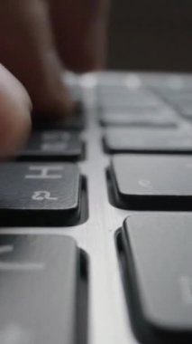 Bilgisayar klavyesinde elleri ve parmaklarıyla yazı yazan yakın plan bir adam. Makro yumuşak odaklı bebek çekimi. Bilgisayar programlama, metin sohbeti çevrimiçi mesajlaşma ve çevrimiçi pazarlama işi kavramı.