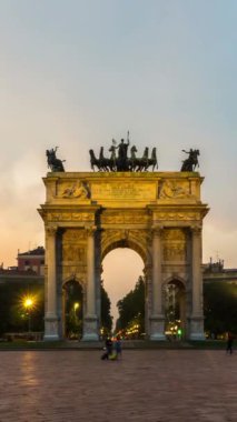 Arco della Pace 'in zaman aşımı. Namı diğer Milano, İtalya' da Barış Kemeri. Milano 'nun Milano' daki Simplon Meydanı 'nın merkezinde yer alan şehir kapısı. .