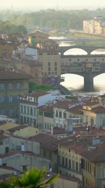 Florence Ponte Vecchio Köprüsü ve İtalya 'da City Skyline. Floransa, Toskana 'nın İtalyan bölgesinin başkentidir. Floransa, İtalya 'nın ortaçağ ticaretinin ve çağın en zengin şehirlerinin merkeziydi..