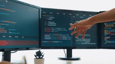 Bilgisayar programlama için arka uç yazılım geliştirici mühendisi. Yazı yazma kodlarını ayıklamak için birlikte çalışıyorlar. Ofisteki monitörde karmaşık algoritmaları çözüyorlar. Filizlenen