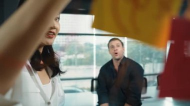 Genç kendine güvenen iş kadını projeyi uzman yatırımcıya sundu. Profesyonel proje yöneticisi başlangıç projesini açıklamak için yapışkan notlar kullanır, beyin fırtınası fikirlerini yatırımcıya paylaşır. Yönlendirici.