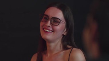 Kokteyl içen güzel bir kadının portresi lüks tezgahın arkasında arkadaşlarıyla ya da çiftlerle sohbet ediyor. Gece hayatındaki sosyetik etkileşim sahnelerini yakalıyorum. Vinosity.