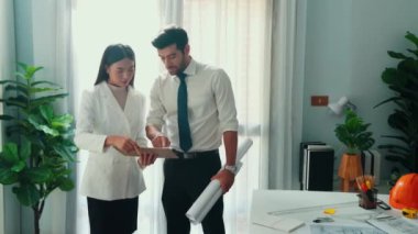 Yetenekli mimar mühendis ekibinin planlara birlikte baktığı en iyi manzara. Birlikte çalışırken tablet tutan akıllı tasarımcıların hava görüntüsü ve yapı hakkında beyin fırtınası. Hizalama.
