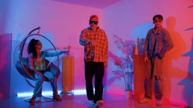 Neşeli beyaz dansçı, gündelik kıyafetleriyle dans ediyor ve arkadaşına tezahürat yapıyor. Kafkasyalı bir adam ve İspanyol bir hippi sokak dansı yaparken bir yandan da mutlu bir takıma bakıyorlar. Mutluluk.